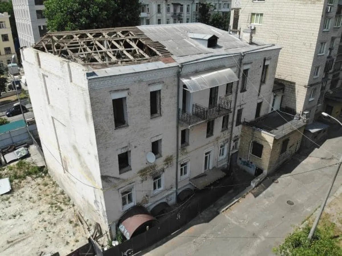 У Києві забудовник знищує об'єкт культурної спадщини Будинок з мухами: КМВА подала до суду 3