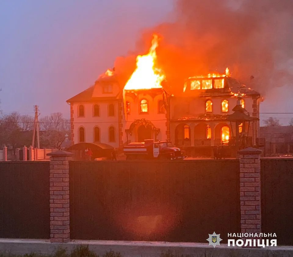 Пожежа у храмі Іова Почаївського у селі Мілієве Вижницького району, Чернівецької області. Фото: Нацполіція Пожежа у храмі Іова Почаївського у селі Мілієве Вижницького району, Чернівецької області. Фото: Нацполіція