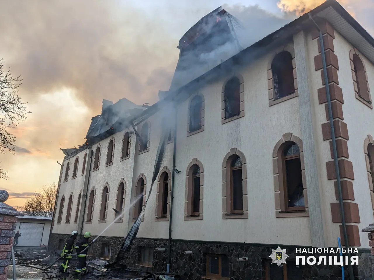 Пожежа у храмі Іова Почаївського у селі Мілієве Вижницького району, Чернівецької області. Фото: Нацполіція Пожежа у храмі Іова Почаївського у селі Мілієве Вижницького району, Чернівецької області. Фото: Нацполіція