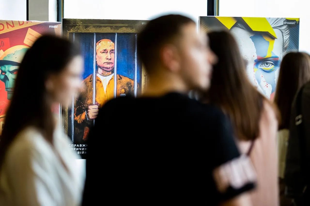 Відвідувачі виставки "Справжні причини війни, або як працює російська пропаганда" Відвідувачі виставки "Справжні причини війни, або як працює російська пропаганда"