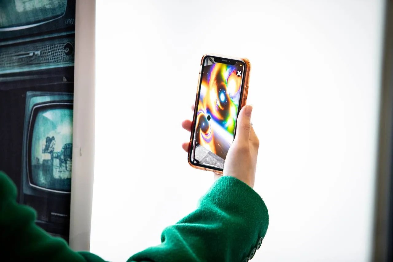 З картинами можна взаємодіяти через мобільний додаток З картинами можна взаємодіяти через мобільний додаток