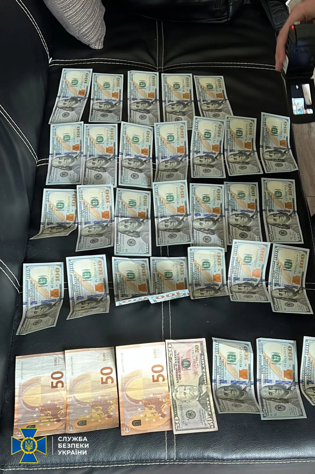 При обшуках у робочих кабінетах та за місцем проживання організаторів схеми знайшли: 7 мільйонів гривень