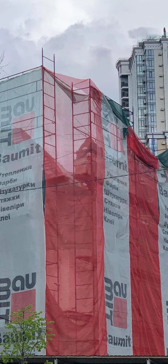 Робота по знищенню будівлі продовжується