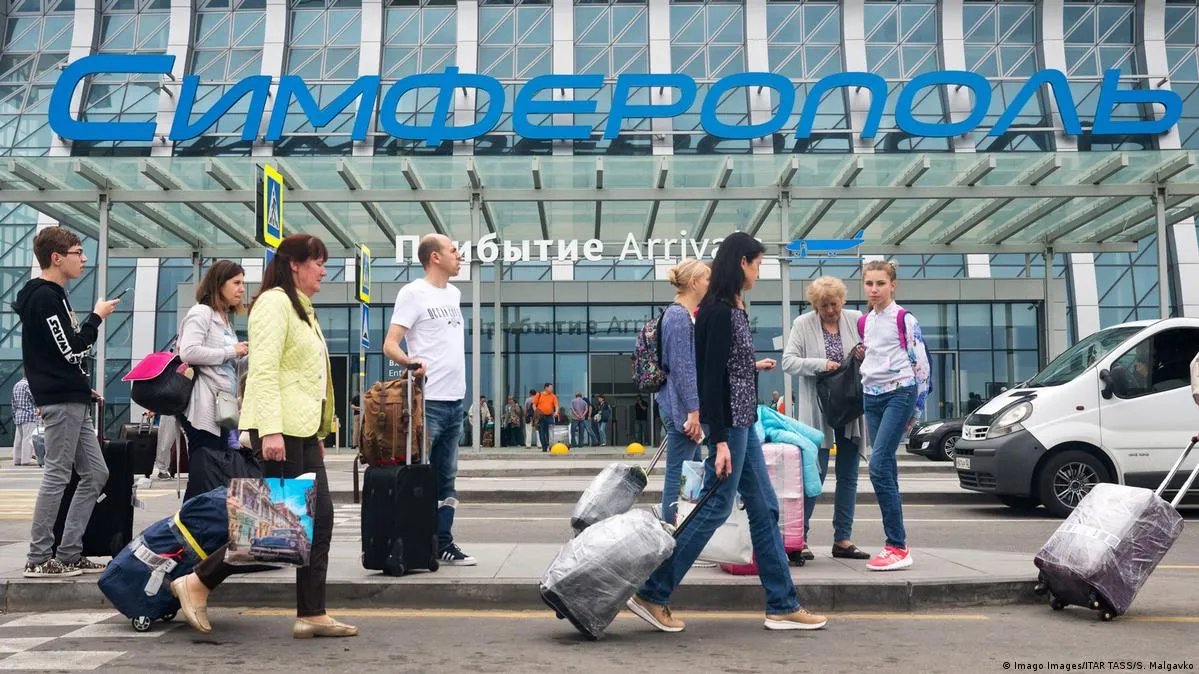 Туристи в аеропорту Сімферополя Туристи в аеропорту Сімферополя