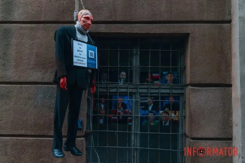 Не чекаючи Гааги. У Дніпрі повісили путіна: фото 2