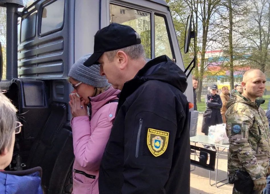 Мешканка постраждалого будинку Марина та голова Черкаської ОДА Ігор Табурець Мешканка постраждалого будинку Марина та голова Черкаської ОДА Ігор Табурець