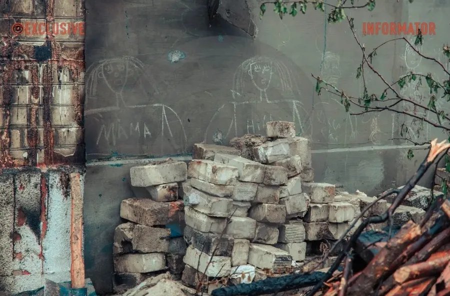 На стінах зруйнованого будинку лишилися дитячі малюнки