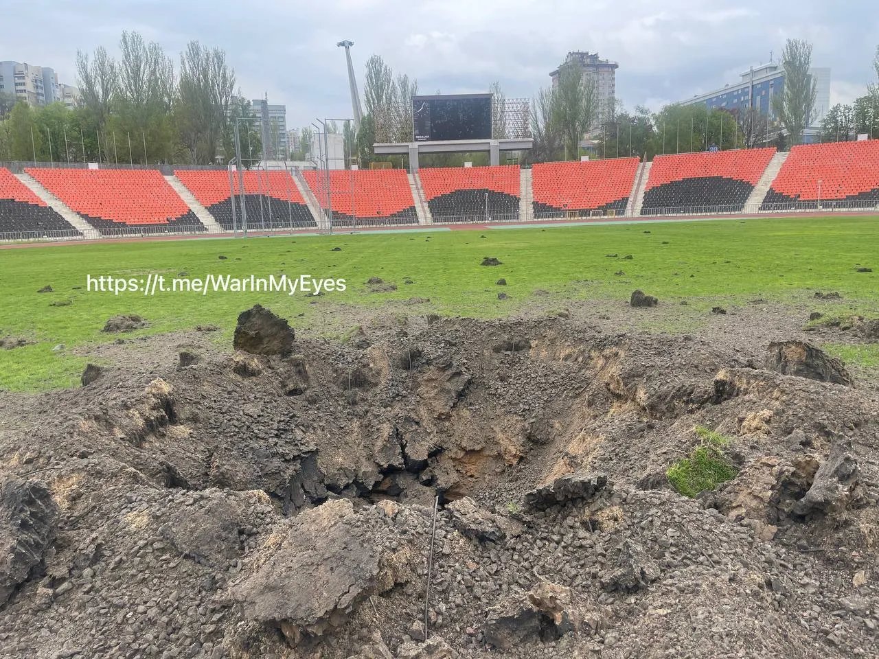 Вирва від снаряду у РСК "Олімпійський" Вирва від снаряду у РСК "Олімпійський"