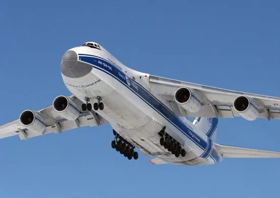 Повреждение получил военно-транспортный самолет Ан-124 "Руслан"