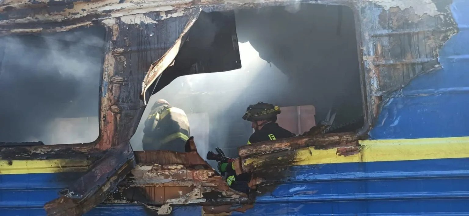 Відчепили палаючий вагон і помчали: обстріляний на херсонському вокзалі поїзд прибув до Львова без затримки 1