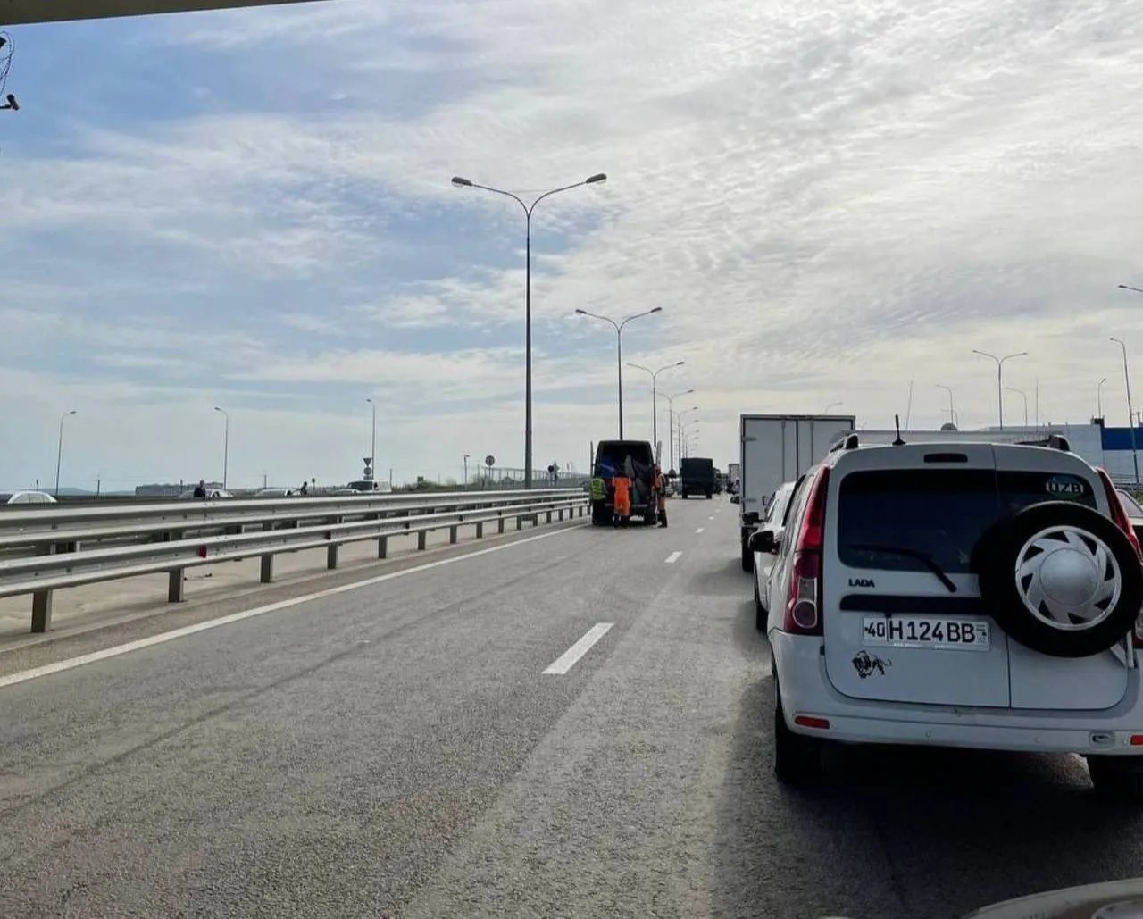 Затори на Кримському мосту під час закриття руху0