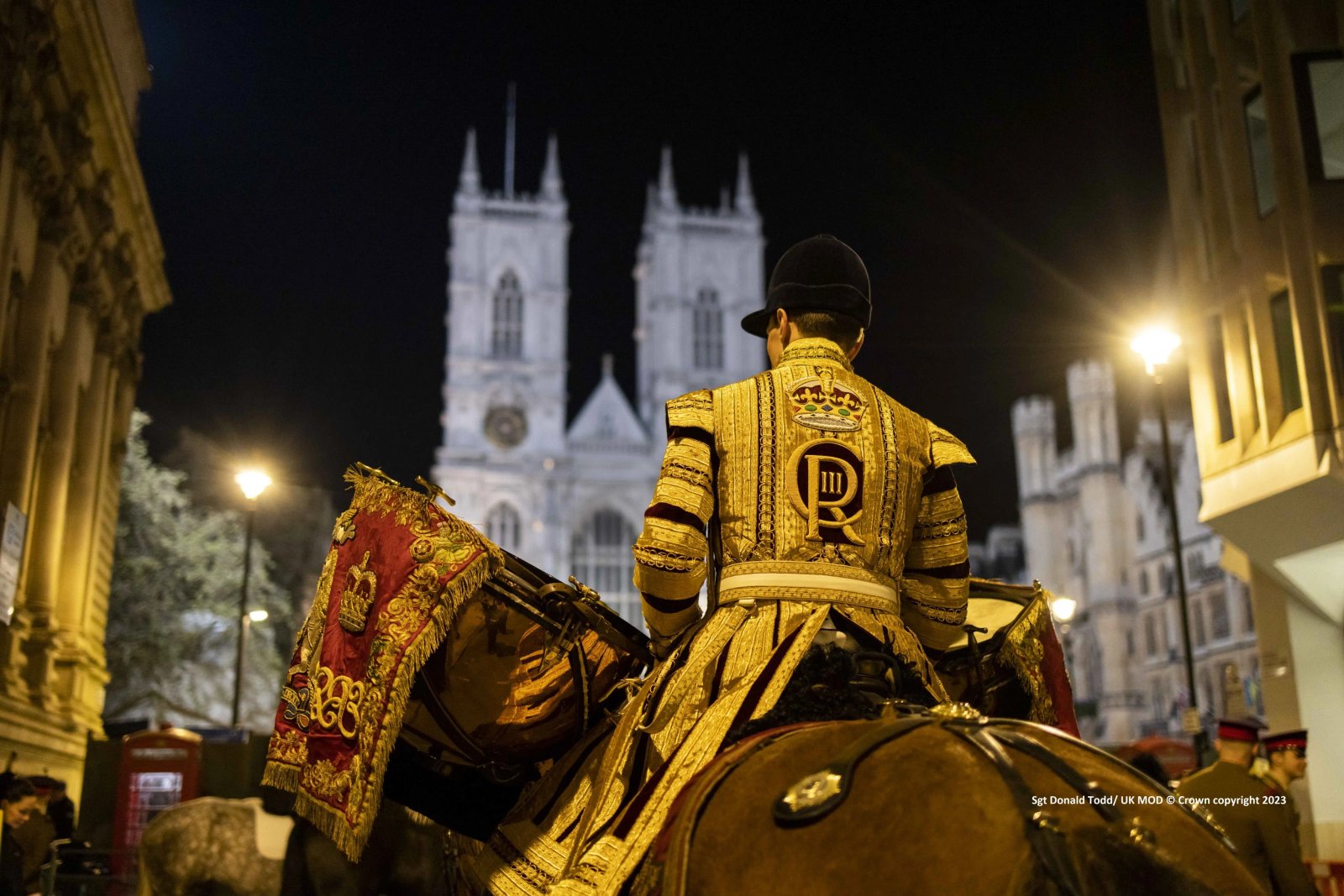 Подготовка к коронации началась еще ранним утром