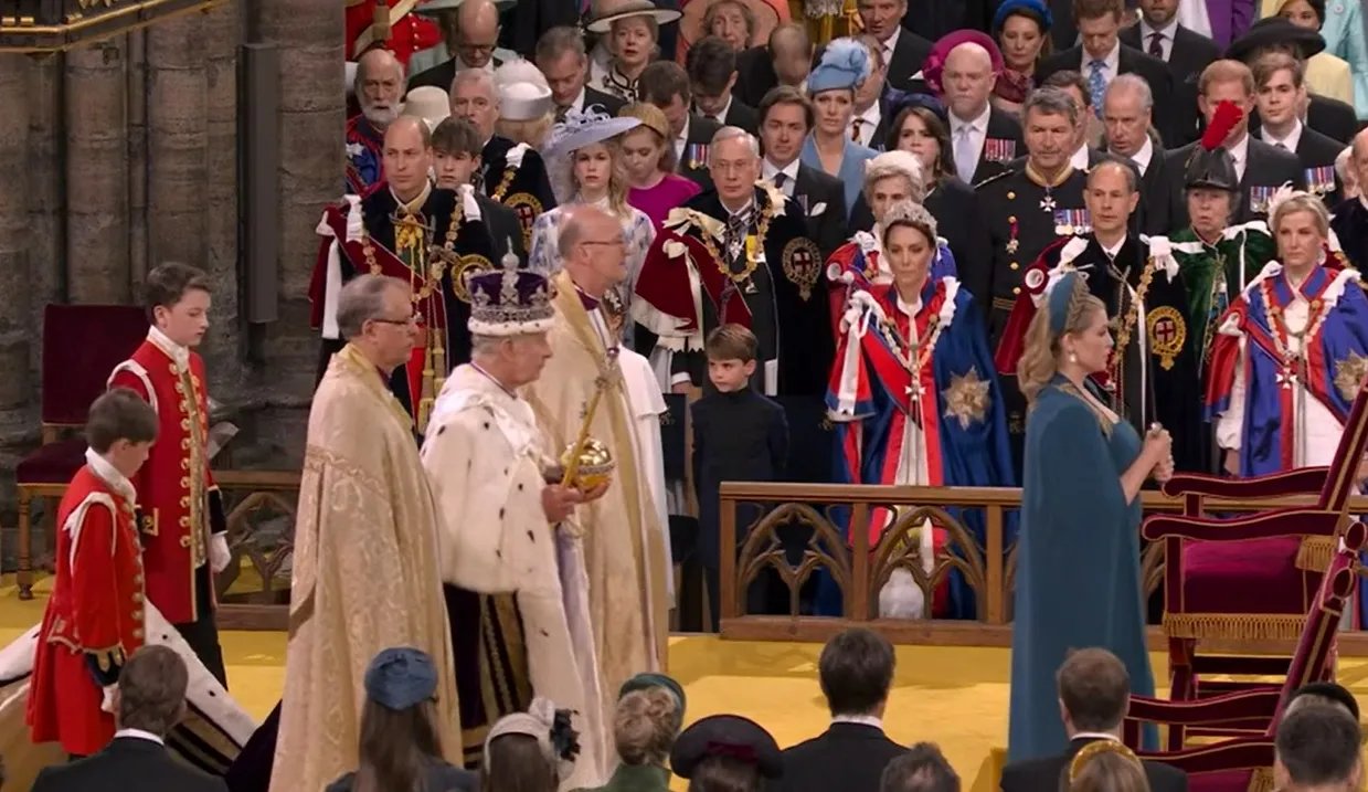 Головной убор принцессы Анны очень «удачно» закрыл лицо принца Гарри