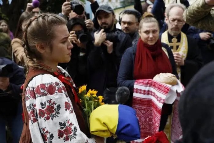 Іванна Саніна, наречена Крістофера Джеймса Кемпбелла