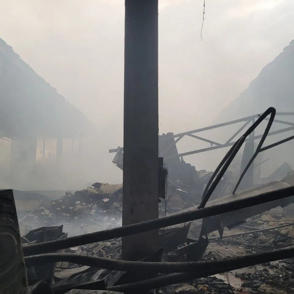 Те, що залишилося від складу з гумдопомогою