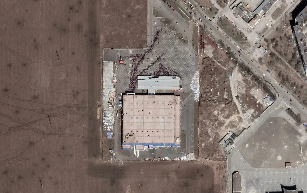 Черги за гуманітарною допомогою у Маріуполі після вторнення росії 