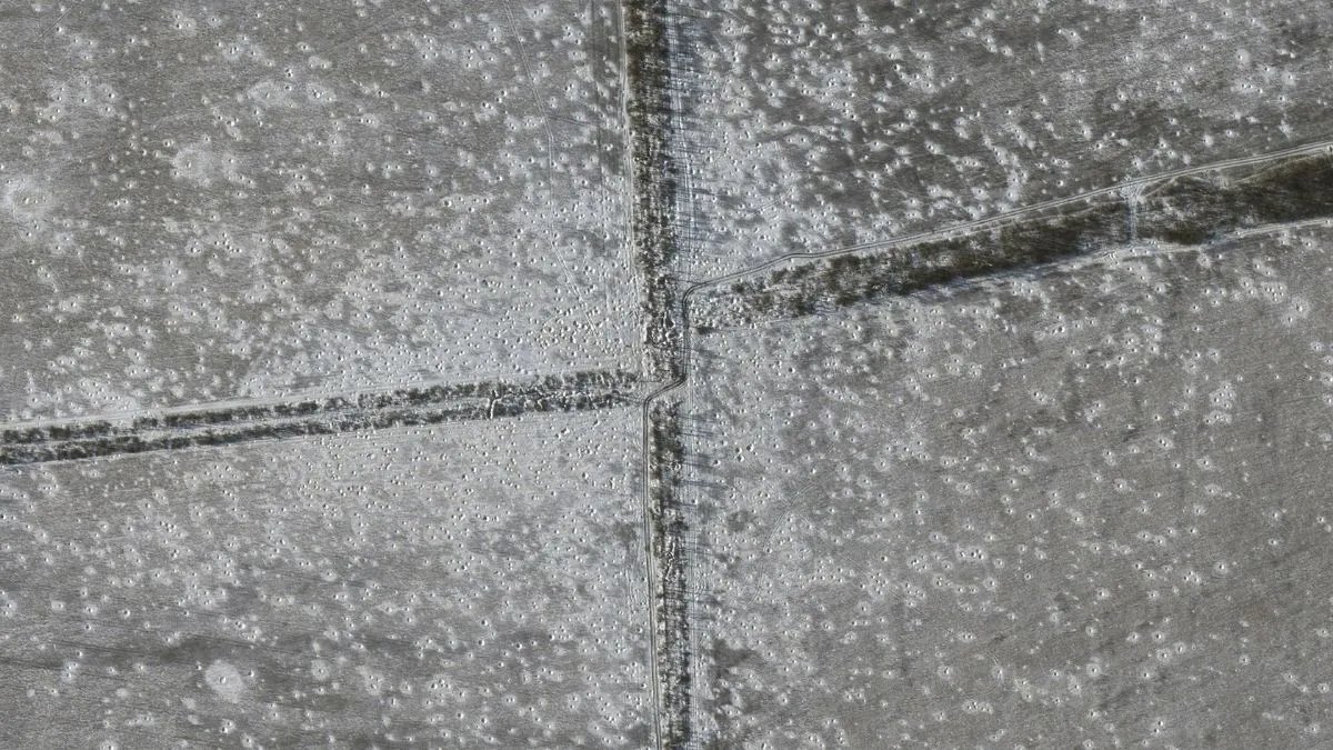 Поля під Бахмутом у вирвах від мін та снарядів після вторгнення росії