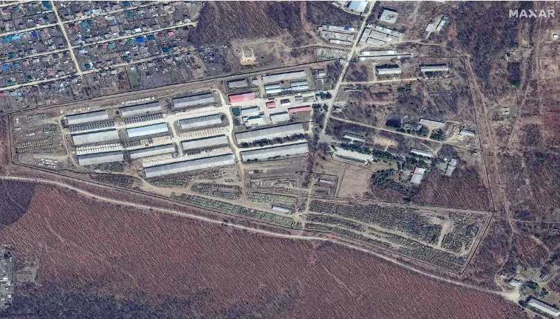 Танки вивозять зі сховища на базі в Арсеньєві