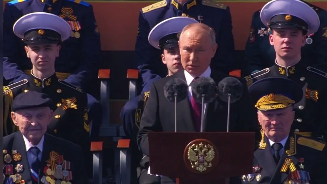 Диктатор путін на параді "побєдобєсія" Диктатор путін на параді "побєдобєсія"