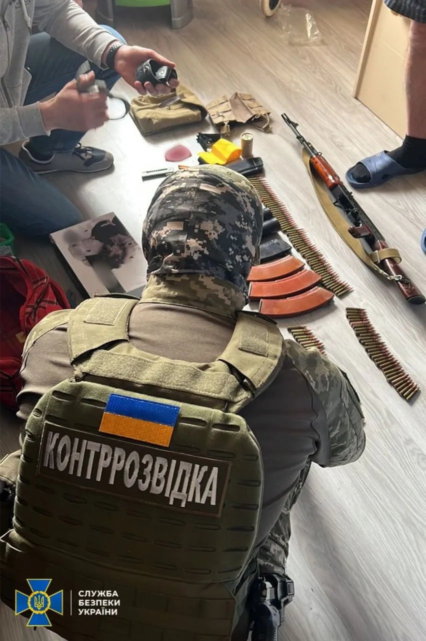 СБУ вилучила зброю у російських агентів СБУ вилучила зброю у російських агентів
