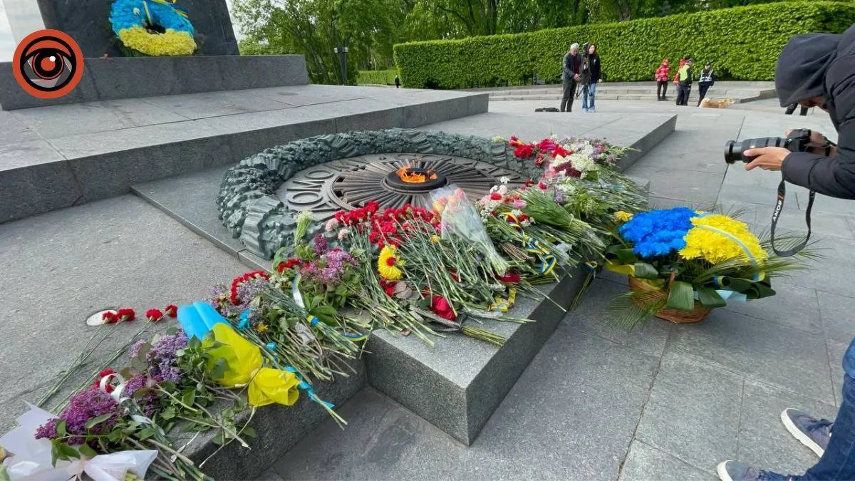 Цветы на могиле Неизвестного солдата