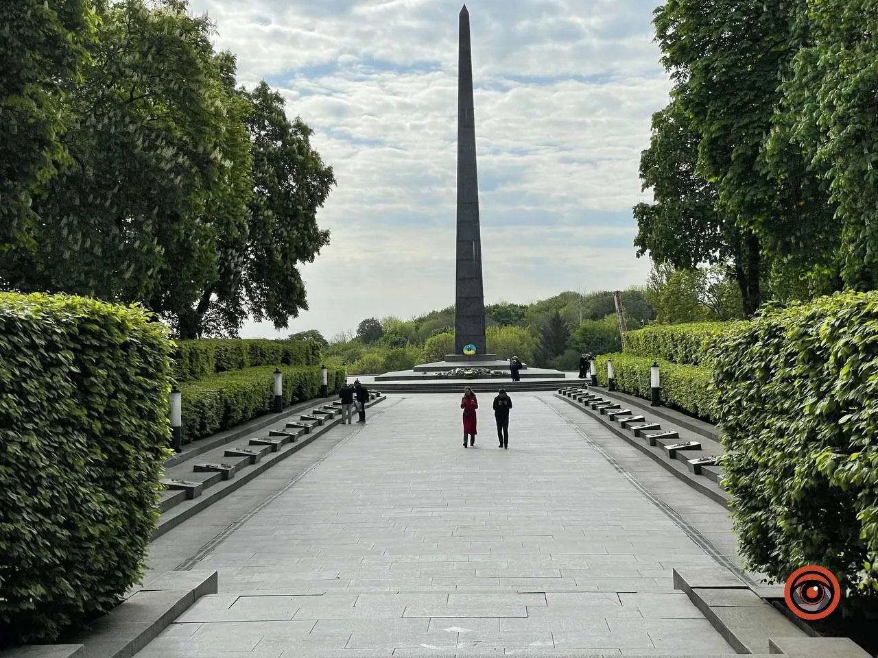 Киевляне у мемориала Вечной Славы