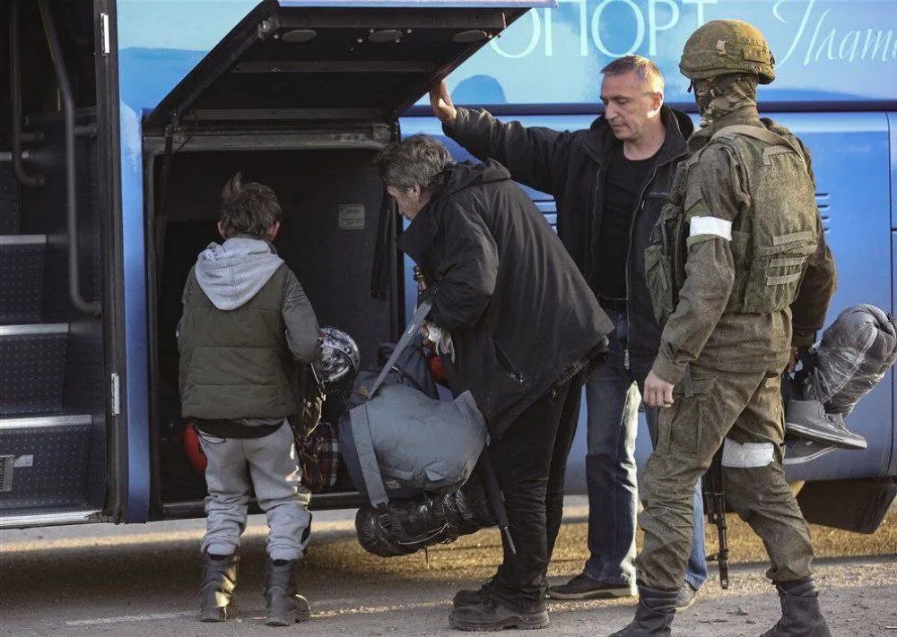 Росіяни депортують українців з окупованих територій. Фото: EPA