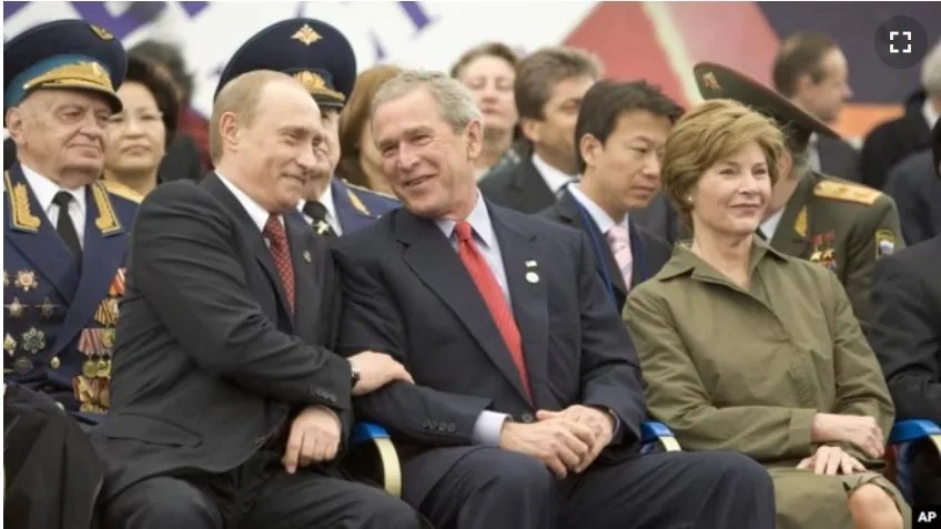 Буш-молодший у москві 9 травня 2005 року Буш-молодший у москві 9 травня 2005 року
