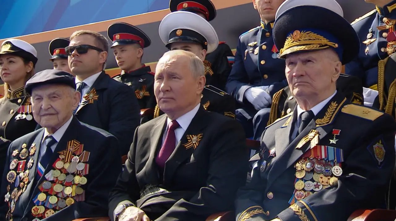 Путін з фейковими ветеранами війни - Двойкіним та Зайцевим