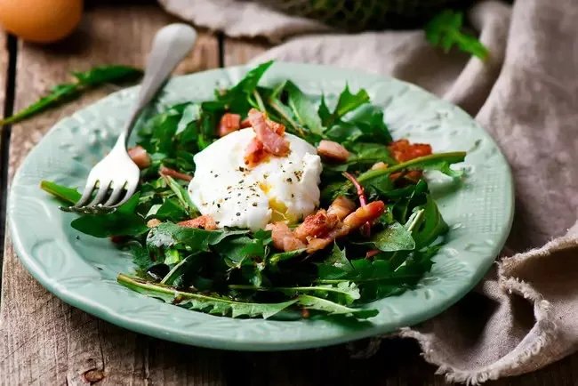 Салат з кульбабок Салат з кульбабок