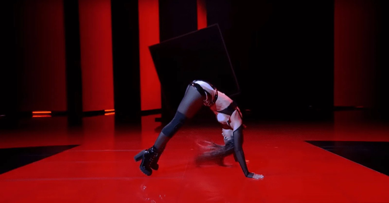 Ноа Кірель та її дикі танці