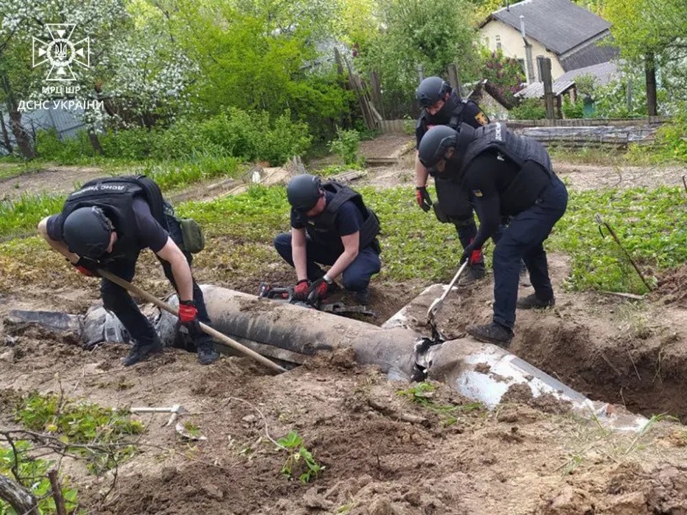 Спасатели раскапывают ракету на огороде киевлянина