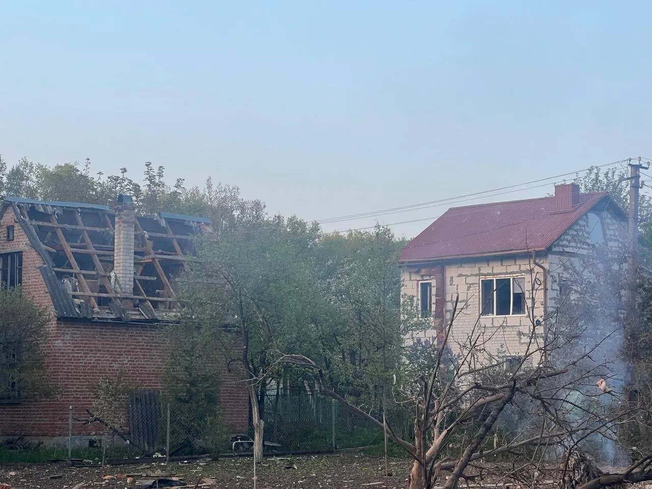Обгорілий дах дачі у Тернополі через ракетний удар рф. Фото: Андрій Єрмак Обгорілий дах дачі у Тернополі через ракетний удар рф. Фото: Андрій Єрмак