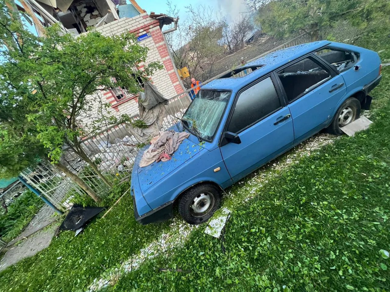 Пошкоджений автомобіль у Тернополі через російську ракетну атаку 14 травня. Фото: Андрій Єрмак Пошкоджений автомобіль у Тернополі через російську ракетну атаку 14 травня. Фото: Андрій Єрмак