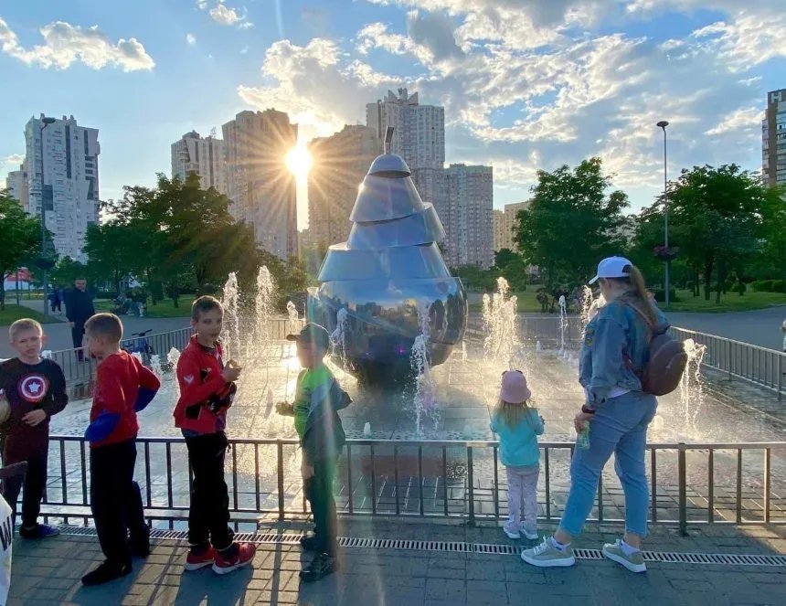 Співає українські пісні: Києві запустили світломузичний фонтан "Груша" 1