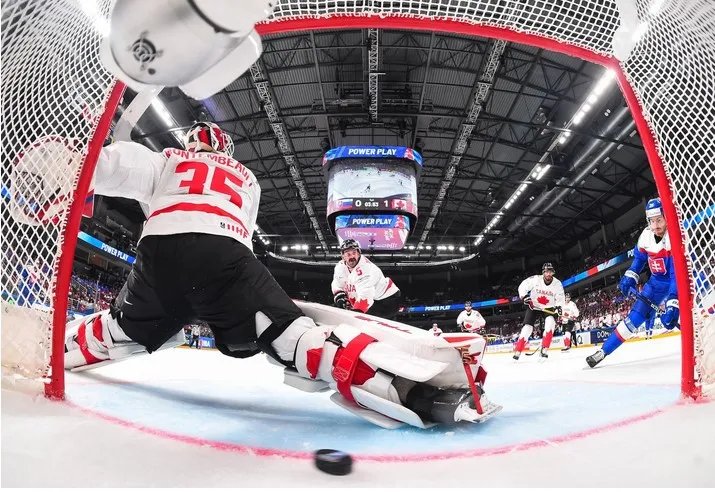 Шайба у воротах збірної Канади (Фото: IIHF)