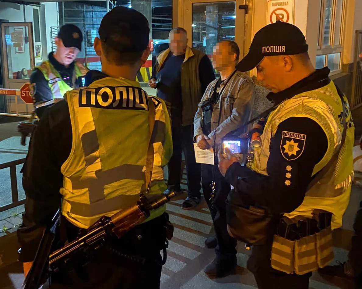 Момент вилучення спецперепустки на проїзд у Віктора Павліка