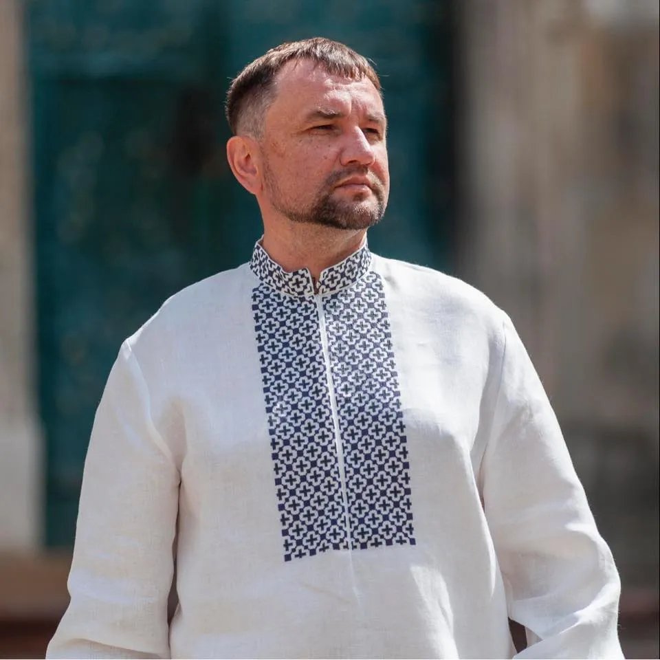 День вишивнки 2023: Залужний вразив нетрадиційним вбранням, а Арестович вдався до весільно-офісного образу 6
