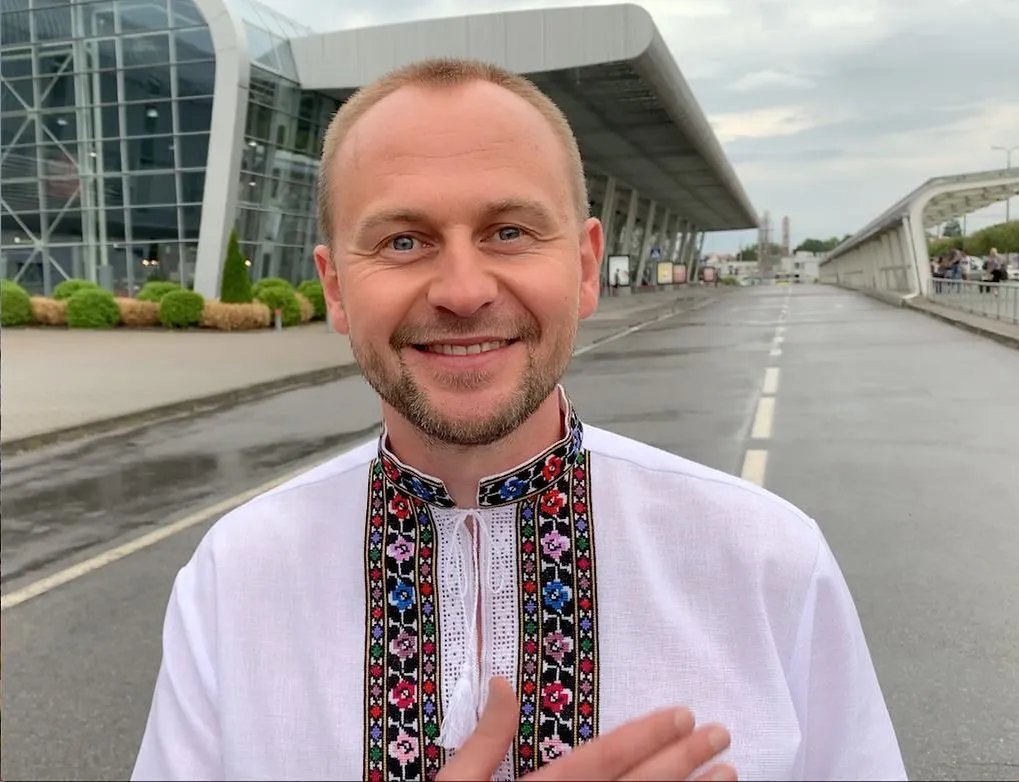 День вишивнки 2023: Залужний вразив нетрадиційним вбранням, а Арестович вдався до весільно-офісного образу 9