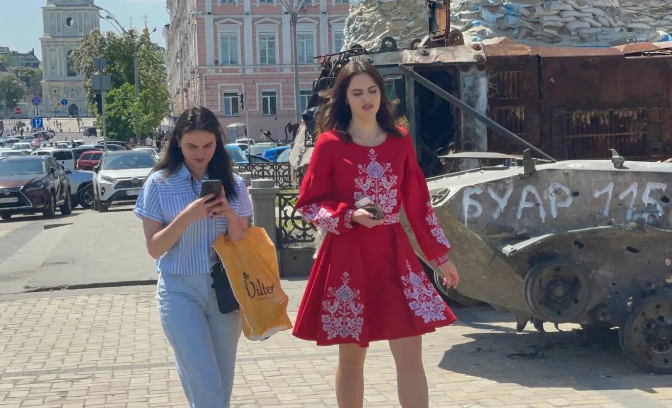 Яскраве плаття-вишиванка