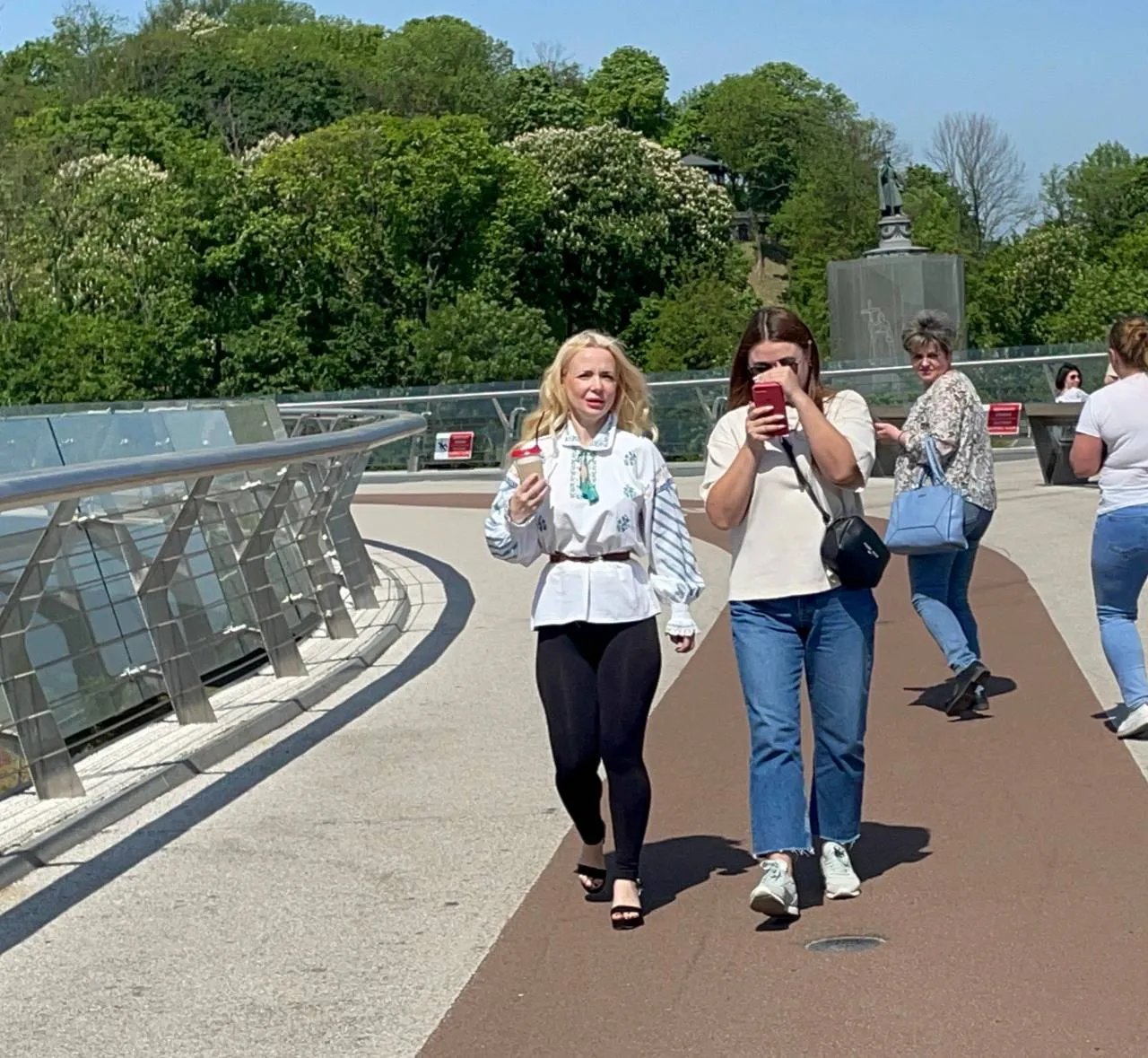 Цікава ідея образу з сорочкою-вишиванкою