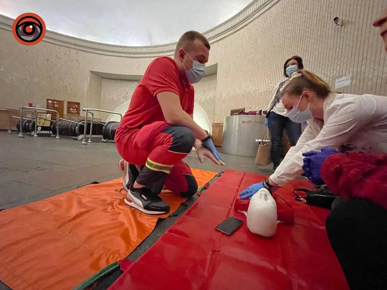 Інструктор показує, як проводити серцево-легеневу реанімацію