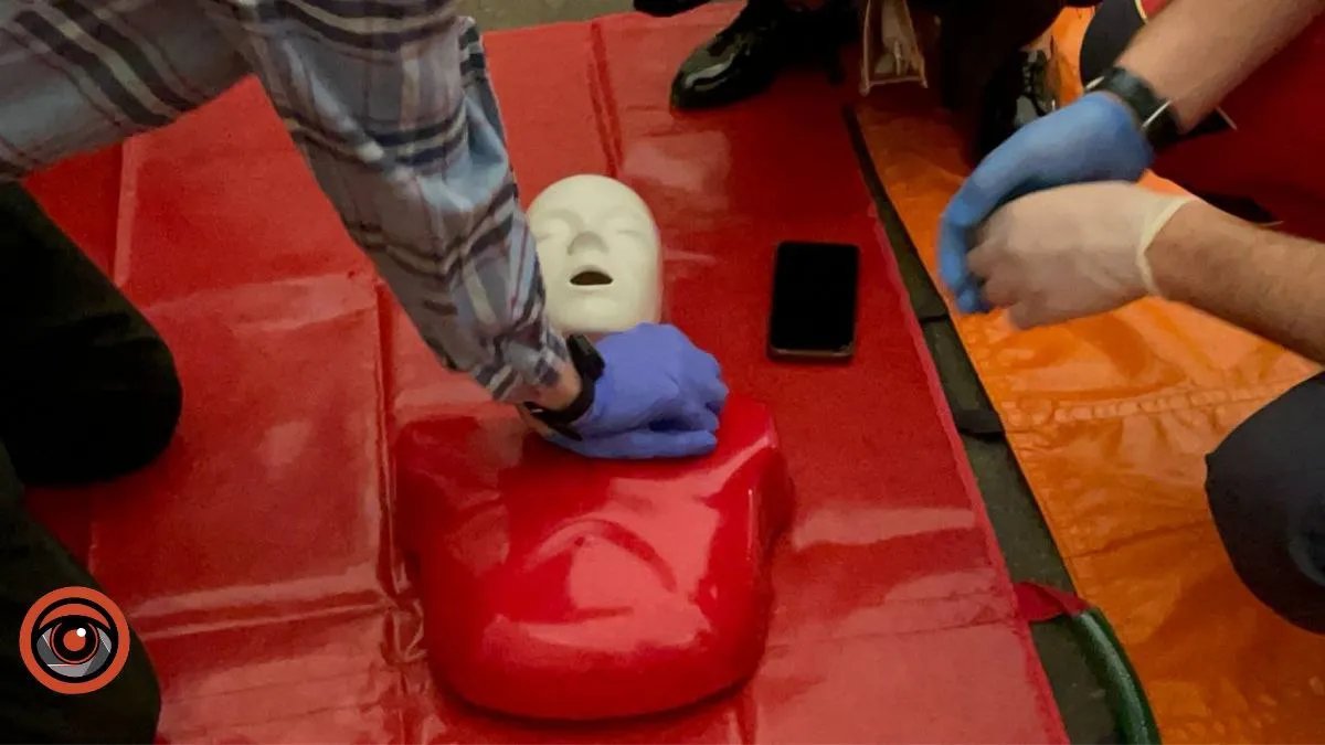 Чоловік вчиться проводити серцево-легеневу реанімацію