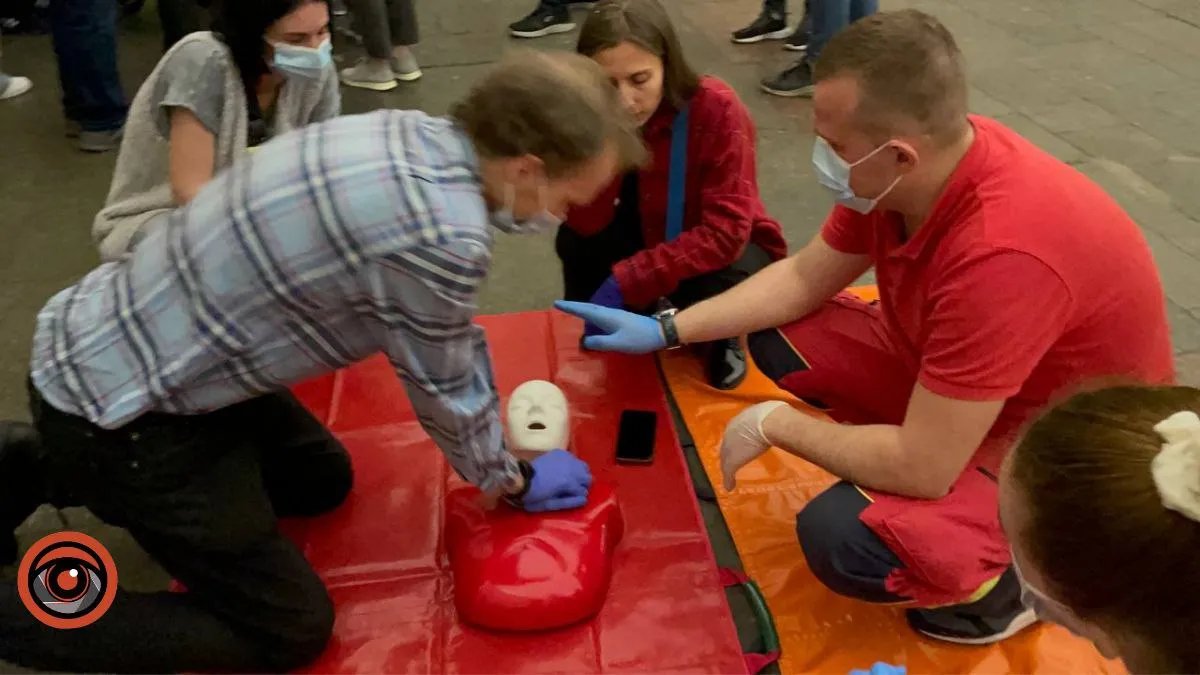 Чоловік вчиться проводити серцево-легеневу реанімацію