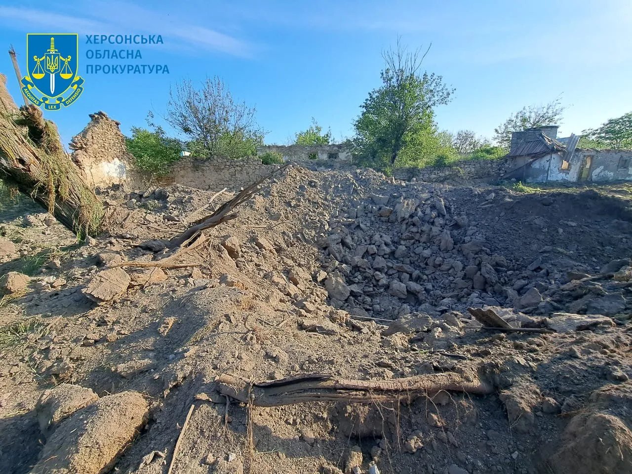 Вирва біля будинків херсонців, яка утворилась через авіаційний обстріл рф 20 травня. Фото: Херсонська обласна прокуратура Вирва біля будинків херсонців, яка утворилась через авіаційний обстріл рф 20 травня. Фото: Херсонська обласна прокуратура