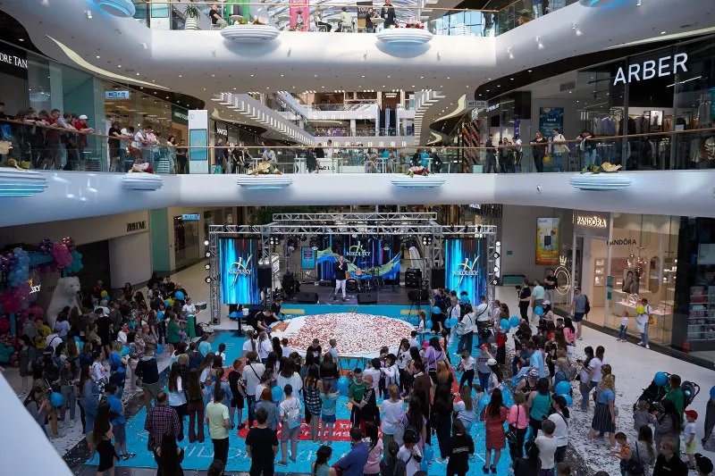 Мешканці Харкова згадували, як паркінг ТЦ "Нікопольський" рятував їх від ракетних обстрілів росіян. Фото: Харківська міська рада