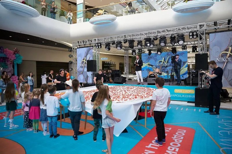 У Харкові спекли найбільшу полуничну паляницю. Фото: Харківська міська рада