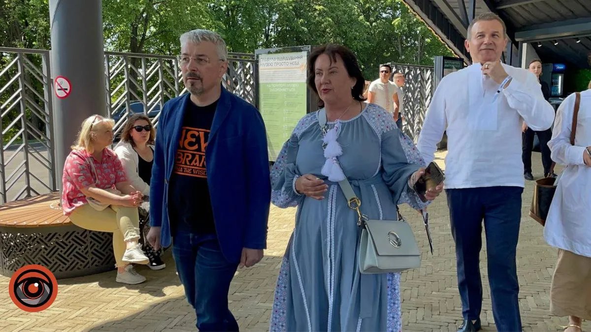 Горбунов та Ткаченко гуляють територією музею в Пирогові