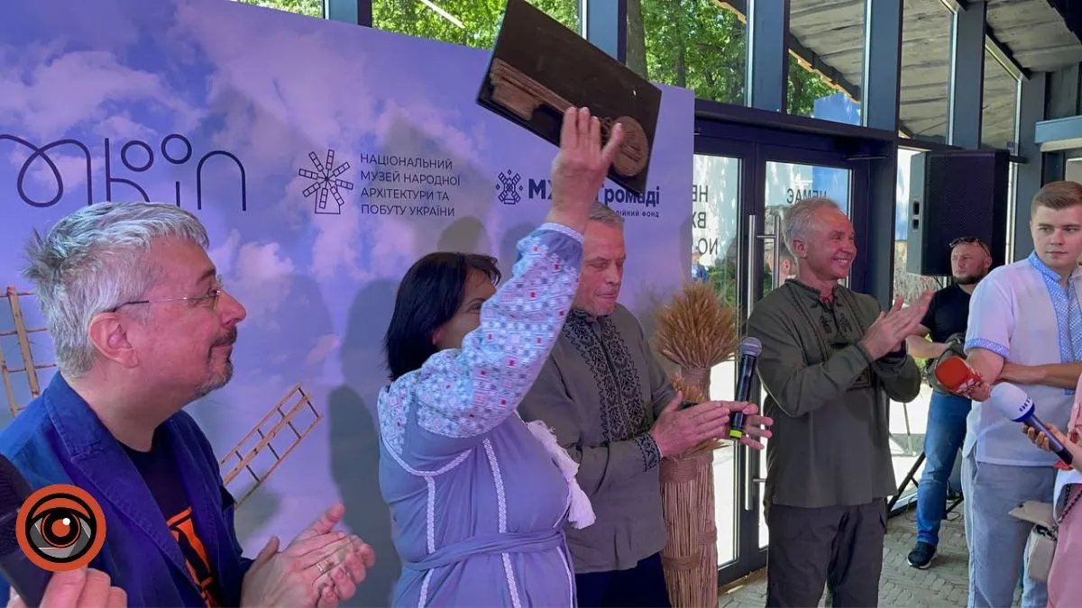 Директорці вручили ключ від нового входу