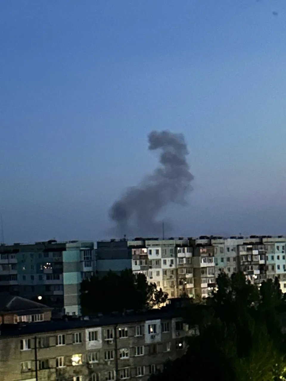 У районі аеропорту у Бердянську задимлення після "бавовни" 21 травня. Фото: Сергій Братчук У районі аеропорту у Бердянську задимлення після "бавовни" 21 травня. Фото: Сергій Братчук